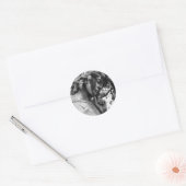 Pensive angel neerkijken ronde sticker (Envelop)