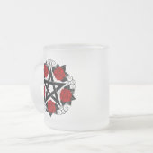 Pentagram met rode rozen matglas koffiemok (Voorkant links)