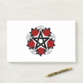 Pentagram met rode rozen post-it® notes (Op bureau)