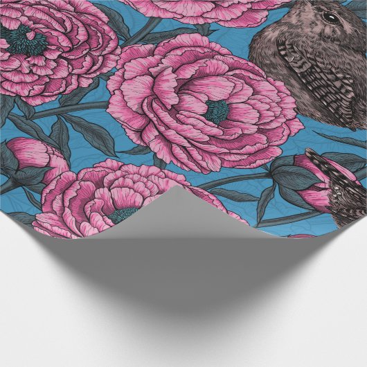 Peonies en bomen op blauw cadeaupapier (Hoek)