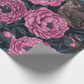 Peonies en draden op donkergrijs cadeaupapier (Hoek)