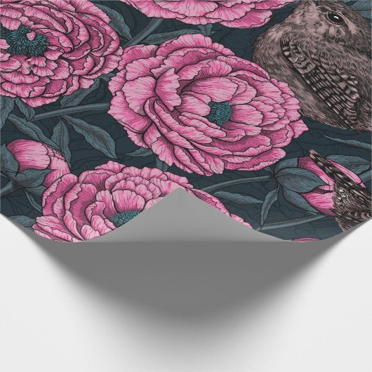 Peonies en draden op donkergrijs cadeaupapier (Hoek)