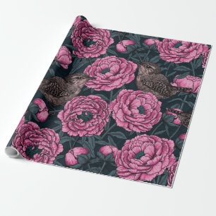 Peonies en draden op donkergrijs cadeaupapier