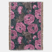 Peonies en draden op donkergrijs deken (Voorkant Verticaal)