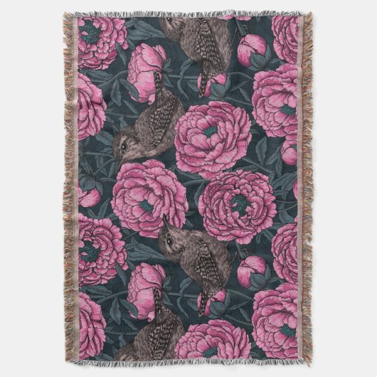 Peonies en draden op donkergrijs deken (Voorkant Verticaal)