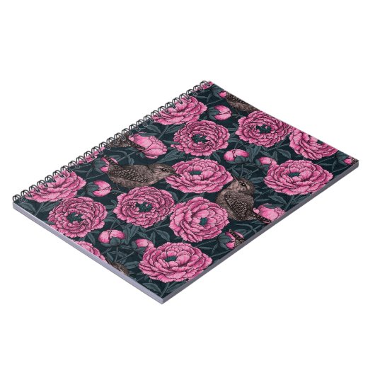 Peonies en draden op donkergrijs notitieboek (Linkerzijde)