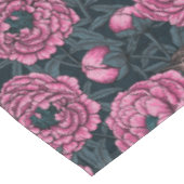 Peonies en draden op donkergrijs tafelkleed (Gekanteld)