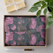 Peonies en draden op donkergrijs tissuepapier (Geschenk)
