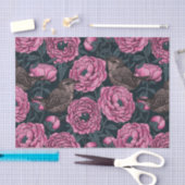 Peonies en draden op donkergrijs tissuepapier (Craft)