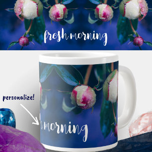 Peony bloemen na regen grote koffiekop
