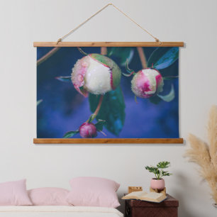 Peony bloemen na regen hangend wandkleed
