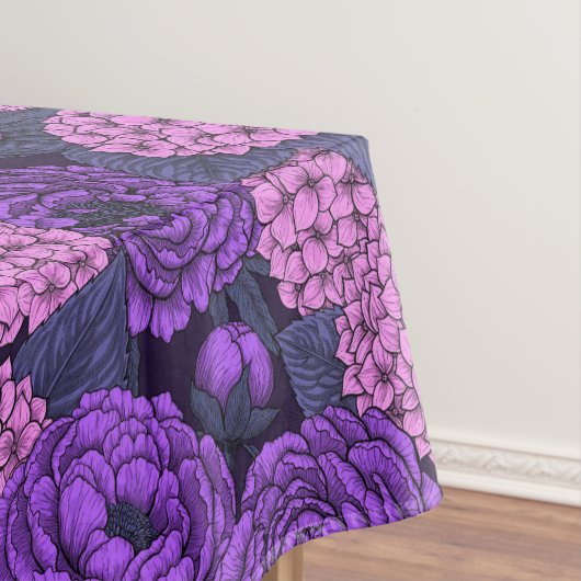 Peony en hydrangea in roze en violet tafelkleed (Voorbeeld)