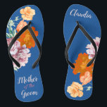 Peony Floral Moeder van het Groom Blue Wedding Teenslippers<br><div class="desc">Dit wenselijke paar teenslippers kenmerkt een retro-esthetisch patroon van mooie pony-bloemen op de blauwe achtergrond, en een verwisselbare typografie "Moeder van de groom". Deze gepersonaliseerde en elegante teenslippers zijn een gedenkwaardig geschenk voor leden van de bruiloft: bruid, bruidsmeisje, bruidsmoeder, eermeisje... Ze zullen een stijlvolle dosis glam toevoegen aan je trouwdag,...</div>
