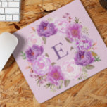 Peony Flower WreatWaterverf Monogram Paars Muismat<br><div class="desc">Dit ontwerp kan op het gebied worden gepersonaliseerd dat door de foto en/of tekst te veranderen wordt verstrekt. Of het kan worden aangepast door te klikken deze Sjabloon personaliseert en dan de klik te kiezen om verdere optie aan te passen en de kleur van de achtergrond te schrappen of te...</div>