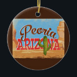 Peoria Arizona Cartoon Desert Vintage Travel Keramisch Ornament<br><div class="desc">Peoria Arizona neo vintage-reisontwerp in een grappige cartoon retro-stijl met de woestijn, een cactus en rotsen. Blauw, bruin en rood met groene cactus.</div>