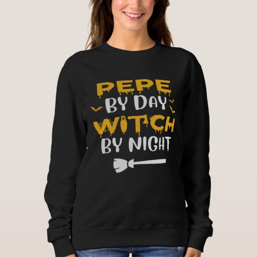 Pepe By Day Witch By Night Dad Halloween Costume Trui (Voorkant)