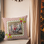 Peppermint Stripe Holly Farmhouse Kussen<br><div class="desc">Deze leuke, mooie rode en crèmepepermuntstripe en met de hand geschilde, vlechtige, heilige vormgeving is voorzien van een subtiele faux gouden verfsplaat voor de juiste aanraking. Deze trendy kussen hebben een dubbel lijst in crème en donkergroene olijven in het midden, zodat je je favoriete kerstfoto kunt plaatsen en een perfect...</div>