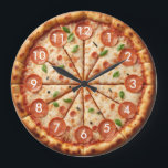 Pepperoni Pizza klok - Verse gebakken Pizza klok<br><div class="desc">"Pepperoni pizzaklok",  "Vers gebakken pizzaklok",  "Het is altijd tijd voor",  "Pizza oclock o'clock",  "Kaasplakjes toppings",  "Basilicum verlaat tomatensaus",  "Dikke korst ovenbak",  "Heerlijke Italiaanse keuken",  "Lekker diner lunchfoodie",  "Pizzeria Restaurant Bar Pub",  "Italiano Trattoria Italy Kitchen"</div>