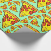 Pepperoni Pizza met Pastel Green Background Cadeaupapier (Hoek)