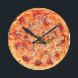 Pepperoni Pizza Time Ronde Klok<br><div class="desc">Een nieuwe manier om de tijd te vertellen.. peper oni pizzakjes uit Ricaso™</div>