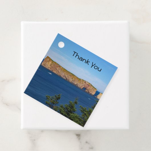 Percé Rock in de Golf van de St. Lawrence Bedankjes Labels (In situ)