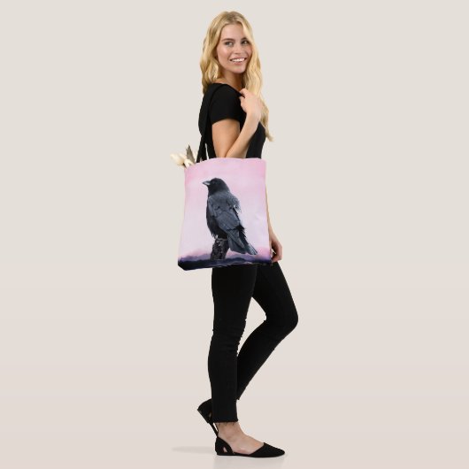 Perched Crow bij Sunrise Tote Bag (Op model)