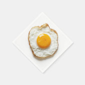 Perfect gebakken ei met knapperige randen en goude servet (Hoek)