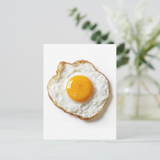 Perfect gebakken ei met scherpe randen en gouden j briefkaart (Staand voorkant)