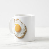 Perfect gebakken ei met scherpe randen en gouden j koffiemok (Voorkant links)