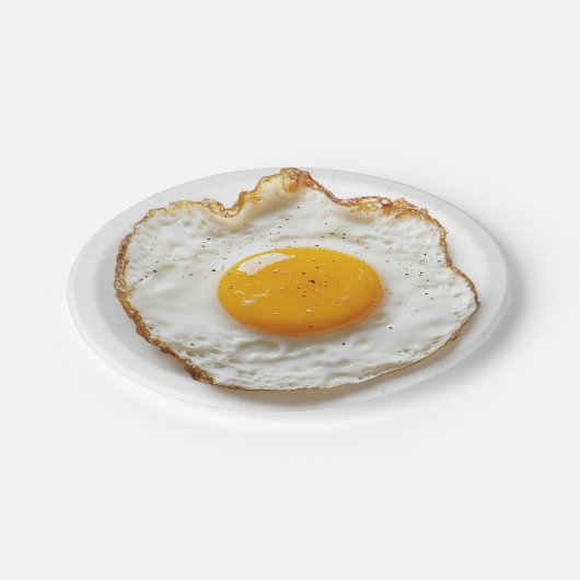 Perfect gebakken ei met scherpe randen en gouden j papieren bordje (Gekanteld)