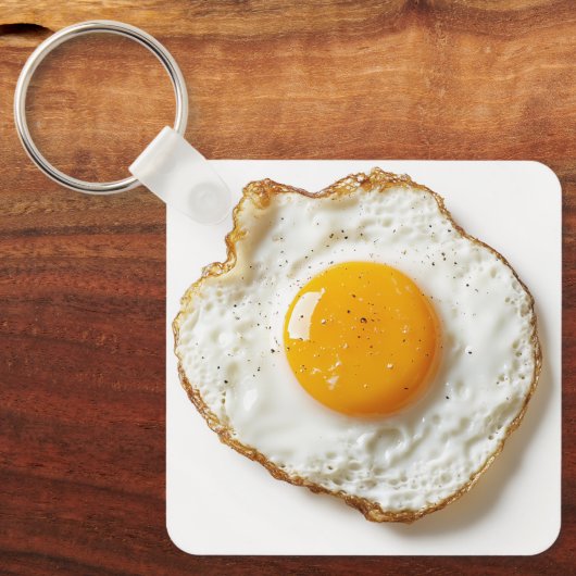 Perfect gebakken ei met scherpe randen en gouden j sleutelhanger (Voorkant)