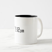 Perfect getimed: 12:12 PM Moment Tweekleurige Koffiemok (Voorkant rechts)