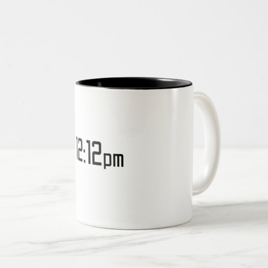 Perfect getimed: 12:12 PM Moment Tweekleurige Koffiemok (Voorkant rechts)
