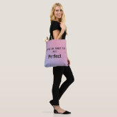Perfect oordeelkundig Tas, Roze Paars Abstract Tas (Op model)