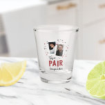 Perfect Pair Casino Theme Couples Foto Favor Shot Glas<br><div class="desc">Ideaal voor pokerliefhebbers of casino's met nachtelijke verlovingsfeestjes,  repetitieve diners,  stelletjes of bruiloften,  onze casino-brillen met persoonlijke foto's zijn voorzien van een paar speelkaarten met de foto's en initialen van het stel,  en 'het perfecte paar' in de stijl van retro Vegas.. Voeg de namen van het stel hieronder toe.</div>