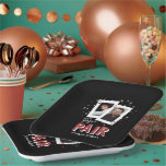 Perfect Pair Casino Theme Couples Photo Papieren Bordje<br><div class="desc">Ideaal voor pokerliefhebbers of casino's met nachtelijke verlovingsfeestjes, repetitieve diners, koppels douches of bruiloften, ons casino met gepersonaliseerde borden is voorzien van een paar speelkaarten met de foto's en initialen van het stel, en 'het perfecte paar' in de stijl van retro Vegas.. Voeg de namen van het stel hieronder toe....</div>