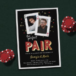Perfect Pair Casino Theme Engagement Party Folie Uitnodiging<br><div class="desc">Ideaal voor pokerliefhebbers of casino's met nachtelijke verlovingsfeest. Onze casino-uitnodigingen van de verlovingspartij zijn voorzien van een paar speelkaarten met de foto's en initialen van het stel, en 'het perfecte paar' onder in retro Vegas stijl met glam gold folie accenten. Voeg de details van uw verlovingspartij toe met behulp van...</div>