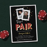 Perfect parasodie Casino Theme Couples Shower Folie Uitnodiging<br><div class="desc">Perfect voor pokerliefhebbers of casino's nachtelijke trouwdouches, onze casino's voor koppels die onder de naam bruiloft staan, zijn voorzien van een paar speelkaarten met de foto's en initialen van het stel, en 'het perfecte paar' onder in retro Vegas stijl, met glam gold folie accenten. Voeg uw stelletjes douchegegevens toe met...</div>