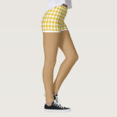 Perfecte benen in moderne gele geruite shorts leggings (Rechts)