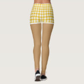 Perfecte benen in moderne gele geruite shorts leggings (Achterkant)