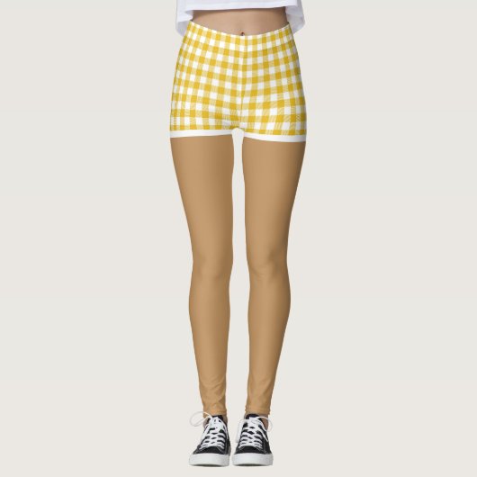 Perfecte benen in moderne gele geruite shorts leggings (Voorkant)