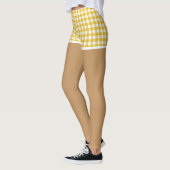 Perfecte benen in moderne gele geruite shorts leggings (Links)