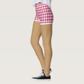 Perfecte benen in moderne kersenrode geruite short leggings (Links)