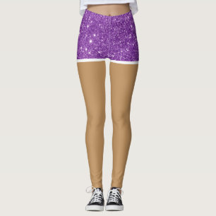 Perfecte benen in paarse nep glittershorts leggings