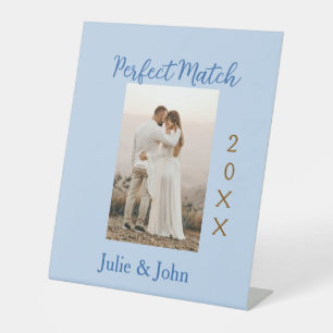 perfecte match koppel foto jaar naam blauwe trendy reclamebord met voetstuk
