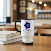 Perfecte mix van stijl en positiviteit, blauwe blo reisbeker