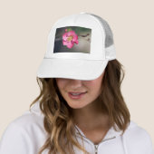 Perfecte Roze Bloeiende Kwee Trucker Pet (In situ)