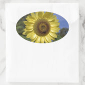 Perfecte zomerzonnebloem in de blauwe lucht. ovale sticker (Tas)