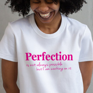 Perfectie werken aan het slogan roze t-shirt