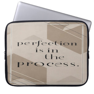Perfectie Zit In Het Proces Laptop Sleeve